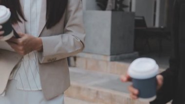 Yakınlarda grafikleri ve dizüstü bilgisayarı olan bir hesap makinesinde finansal veri hesaplayan bir kişi