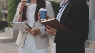 Yakınlarda grafikleri ve dizüstü bilgisayarı olan bir hesap makinesinde finansal veri hesaplayan bir kişi