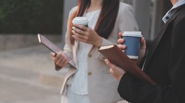 Yakınlarda grafikleri ve dizüstü bilgisayarı olan bir hesap makinesinde finansal veri hesaplayan bir kişi