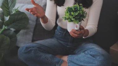 İş adamları modern ofisin önünde yürür ve birbirleriyle konuşurlar.