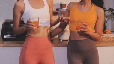 Kadın, sağlıklı yemek hazırlamak için mutfak tezgahında sebze kesiyor.