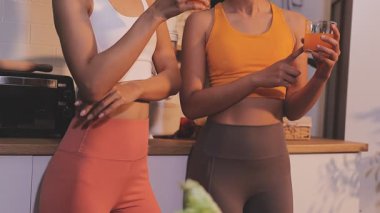 Kadın, sağlıklı yemek hazırlamak için mutfak tezgahında sebze kesiyor.