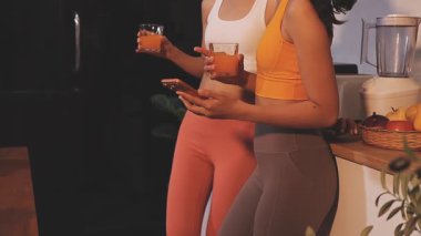 Kadın, sağlıklı yemek hazırlamak için mutfak tezgahında sebze kesiyor.