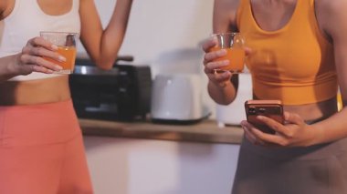 Kadın, sağlıklı yemek hazırlamak için mutfak tezgahında sebze kesiyor.