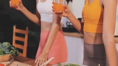 Kadın, sağlıklı yemek hazırlamak için mutfak tezgahında sebze kesiyor.