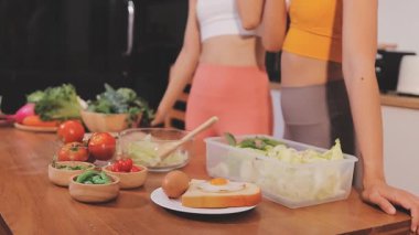 Kadın, sağlıklı yemek hazırlamak için mutfak tezgahında sebze kesiyor.