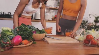 Kadın, sağlıklı yemek hazırlamak için mutfak tezgahında sebze kesiyor.