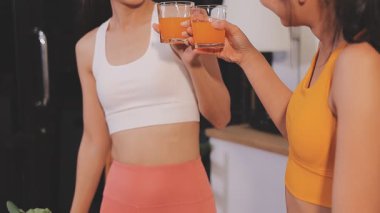 Kadın, sağlıklı yemek hazırlamak için mutfak tezgahında sebze kesiyor.