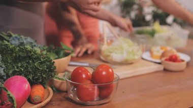 Kadın, sağlıklı yemek hazırlamak için mutfak tezgahında sebze kesiyor.