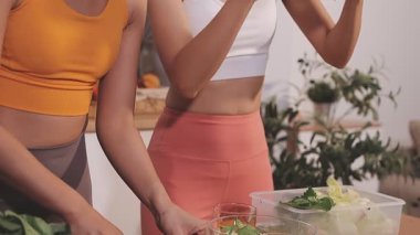 Kadın, sağlıklı yemek hazırlamak için mutfak tezgahında sebze kesiyor.