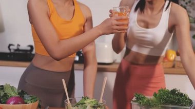 Kadın, sağlıklı yemek hazırlamak için mutfak tezgahında sebze kesiyor.