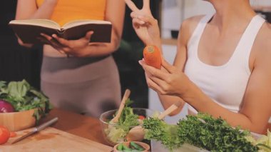 Kadın, sağlıklı yemek hazırlamak için mutfak tezgahında sebze kesiyor.