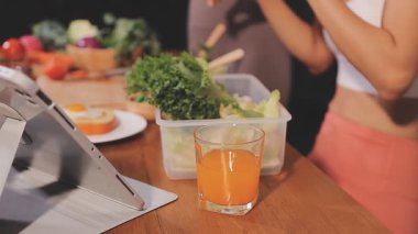 Kadın, sağlıklı yemek hazırlamak için mutfak tezgahında sebze kesiyor.