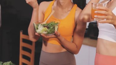 Kadın, sağlıklı yemek hazırlamak için mutfak tezgahında sebze kesiyor.