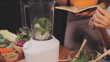 Kadın, sağlıklı yemek hazırlamak için mutfak tezgahında sebze kesiyor.