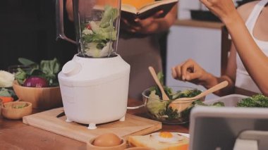 Kadın, sağlıklı yemek hazırlamak için mutfak tezgahında sebze kesiyor.