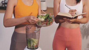 Kadın, sağlıklı yemek hazırlamak için mutfak tezgahında sebze kesiyor.