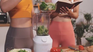 Kadın, sağlıklı yemek hazırlamak için mutfak tezgahında sebze kesiyor.