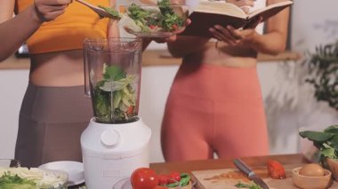 Kadın, sağlıklı yemek hazırlamak için mutfak tezgahında sebze kesiyor.