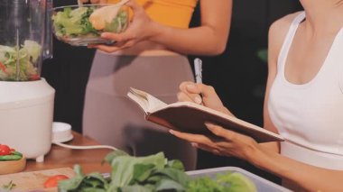 Kadın, sağlıklı yemek hazırlamak için mutfak tezgahında sebze kesiyor.