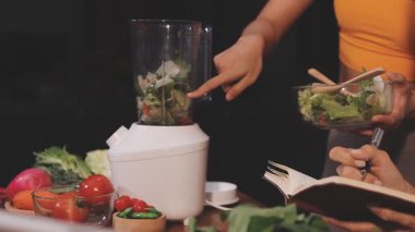 Kadın, sağlıklı yemek hazırlamak için mutfak tezgahında sebze kesiyor.