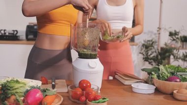 Kadın, sağlıklı yemek hazırlamak için mutfak tezgahında sebze kesiyor.