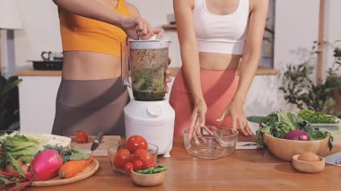 Kadın, sağlıklı yemek hazırlamak için mutfak tezgahında sebze kesiyor.