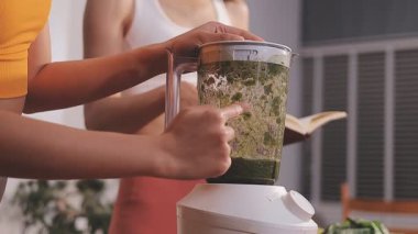 Kadın, sağlıklı yemek hazırlamak için mutfak tezgahında sebze kesiyor.