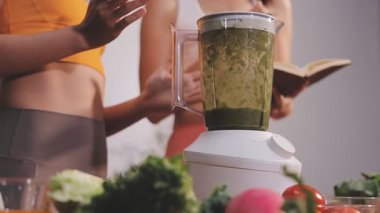 Kadın, sağlıklı yemek hazırlamak için mutfak tezgahında sebze kesiyor.