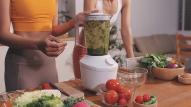 Kadın, sağlıklı yemek hazırlamak için mutfak tezgahında sebze kesiyor.