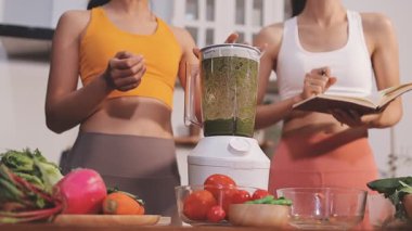 Kadın, sağlıklı yemek hazırlamak için mutfak tezgahında sebze kesiyor.