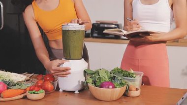 Kadın, sağlıklı yemek hazırlamak için mutfak tezgahında sebze kesiyor.