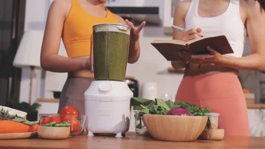 Kadın, sağlıklı yemek hazırlamak için mutfak tezgahında sebze kesiyor.