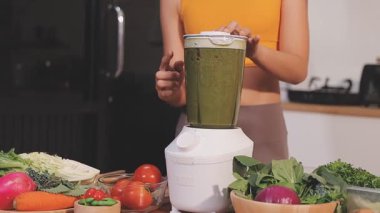 Kadın, sağlıklı yemek hazırlamak için mutfak tezgahında sebze kesiyor.