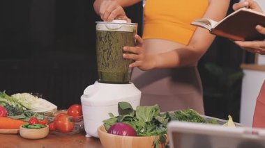 Kadın, sağlıklı yemek hazırlamak için mutfak tezgahında sebze kesiyor.