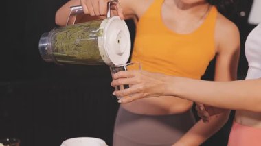 Kadın, sağlıklı yemek hazırlamak için mutfak tezgahında sebze kesiyor.