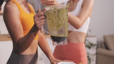 Kadın, sağlıklı yemek hazırlamak için mutfak tezgahında sebze kesiyor.