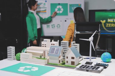 İki iş adamı ekibi güneş pili ve rüzgar türbini jeneratörü ile sürdürülebilir ve yenilenebilir temiz enerji ürünü, CO2 emisyonları küresel ısınma projesini planlıyor ve tartışıyor.