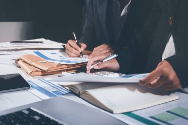 İş, finans ve hukuki işler kavramları için masanın üzerindeki bir sözleşmeyi veya yasal belgeyi inceleyen kişinin ellerinin profesyonel fotoğrafı