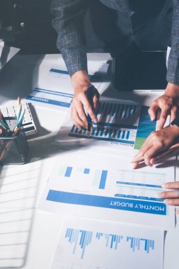 İş, finans ve hukuki işler kavramları için masanın üzerindeki bir sözleşmeyi veya yasal belgeyi inceleyen kişinin ellerinin profesyonel fotoğrafı