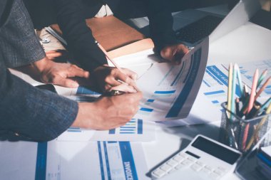 İş, finans ve hukuki işler kavramları için masanın üzerindeki bir sözleşmeyi veya yasal belgeyi inceleyen kişinin ellerinin profesyonel fotoğrafı