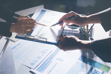 İş, finans ve hukuki işler kavramları için masanın üzerindeki bir sözleşmeyi veya yasal belgeyi inceleyen kişinin ellerinin profesyonel fotoğrafı