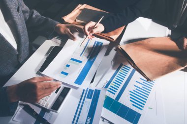 İş, finans ve hukuki işler kavramları için masanın üzerindeki bir sözleşmeyi veya yasal belgeyi inceleyen kişinin ellerinin profesyonel fotoğrafı