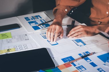 Çizimler ve dijital araçlarla UXUI tasarım beyin fırtınası oturumu