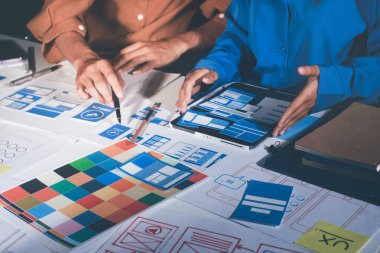 Çizimler ve dijital araçlarla UXUI tasarım beyin fırtınası oturumu