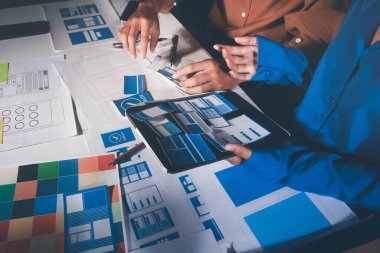 Çizimler ve dijital araçlarla UXUI tasarım beyin fırtınası oturumu