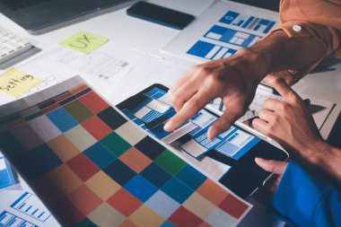 Çizimler ve dijital araçlarla UXUI tasarım beyin fırtınası oturumu