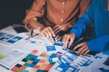 Çizimler ve dijital araçlarla UXUI tasarım beyin fırtınası oturumu