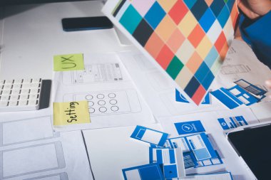 Çizimler ve dijital araçlarla UXUI tasarım beyin fırtınası oturumu