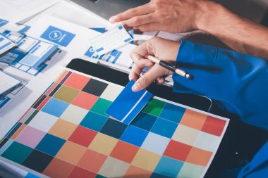 Çizimler ve dijital araçlarla UXUI tasarım beyin fırtınası oturumu